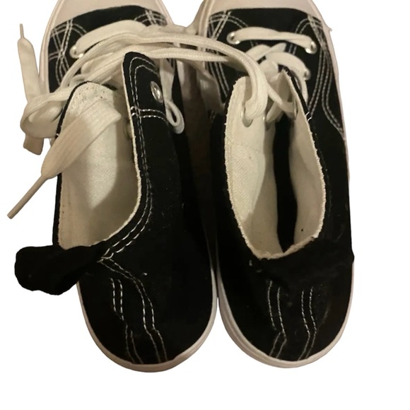 Black and white  hi-top skater style sneakers nwt 7.5 - Picture 2 of 2